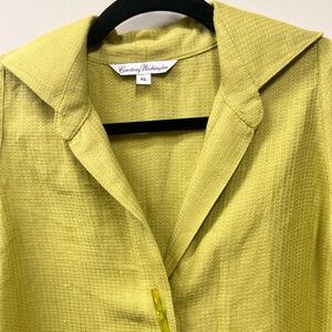 Lovely lime green dress. A line length is just under the knee.